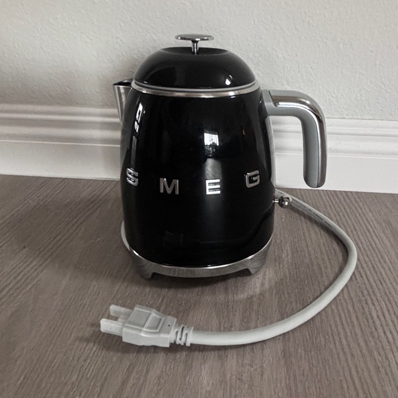 SMEG Black Mini Electric Kettle 3 Cup - Picture 2 of 5